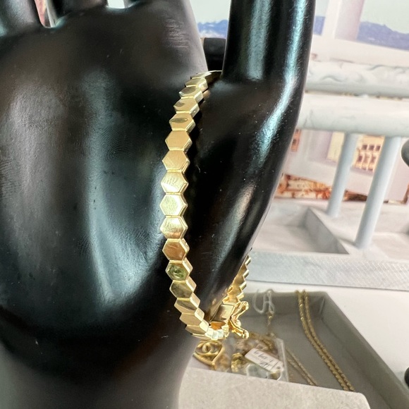 ‼️Sale‼️ 18K Real Gold Bee Bracelet/Bangle - Picture 6 of 7